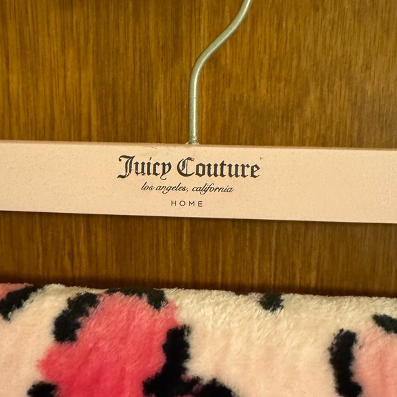 New with tags Juicy Couture plush printed throw size 50โ by 60โ, super soft ๐ฉท๐๐๐ - Picture 4 of 9
